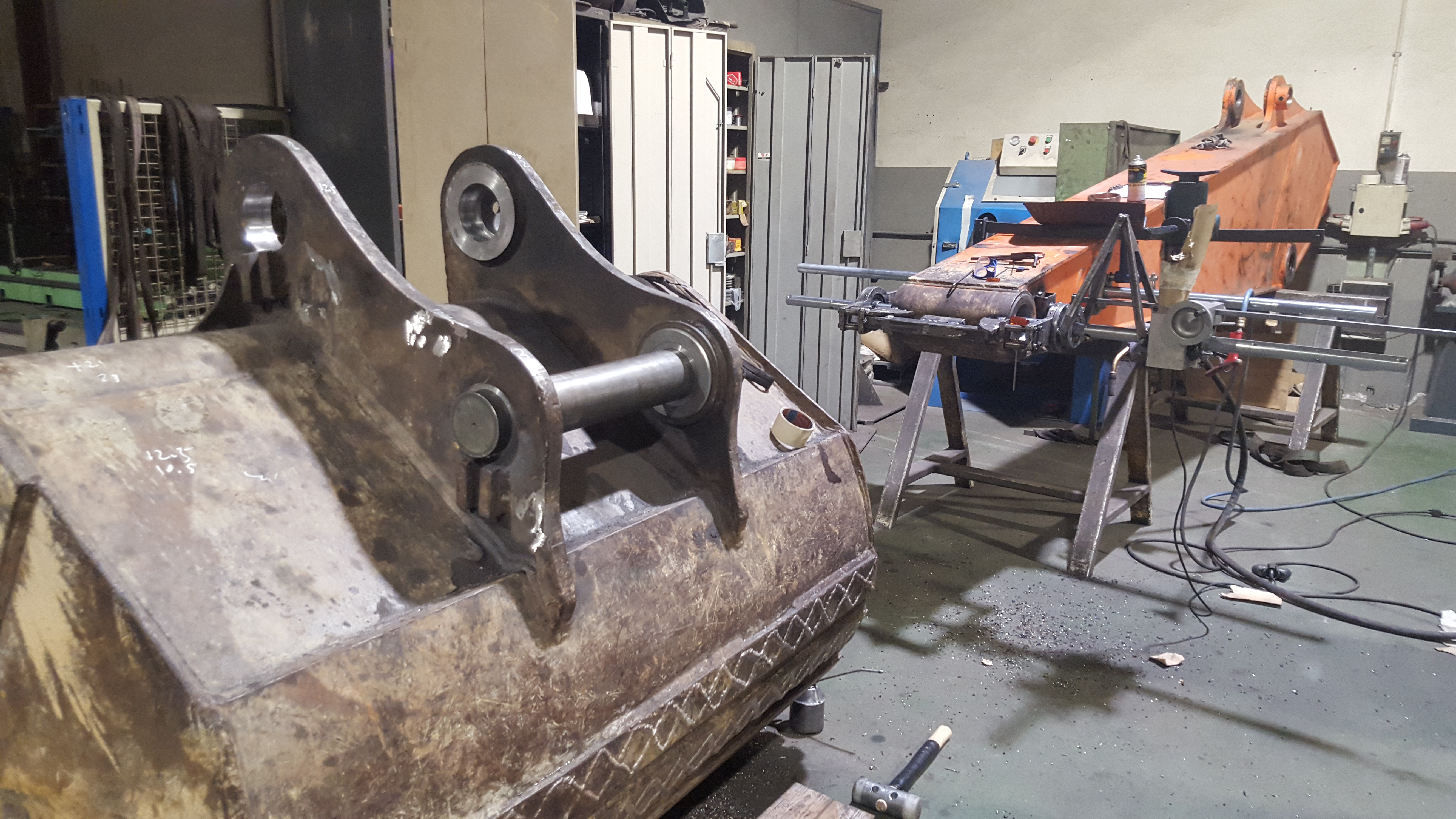 Reparació de catúfol d'excavadora amb bullons nous